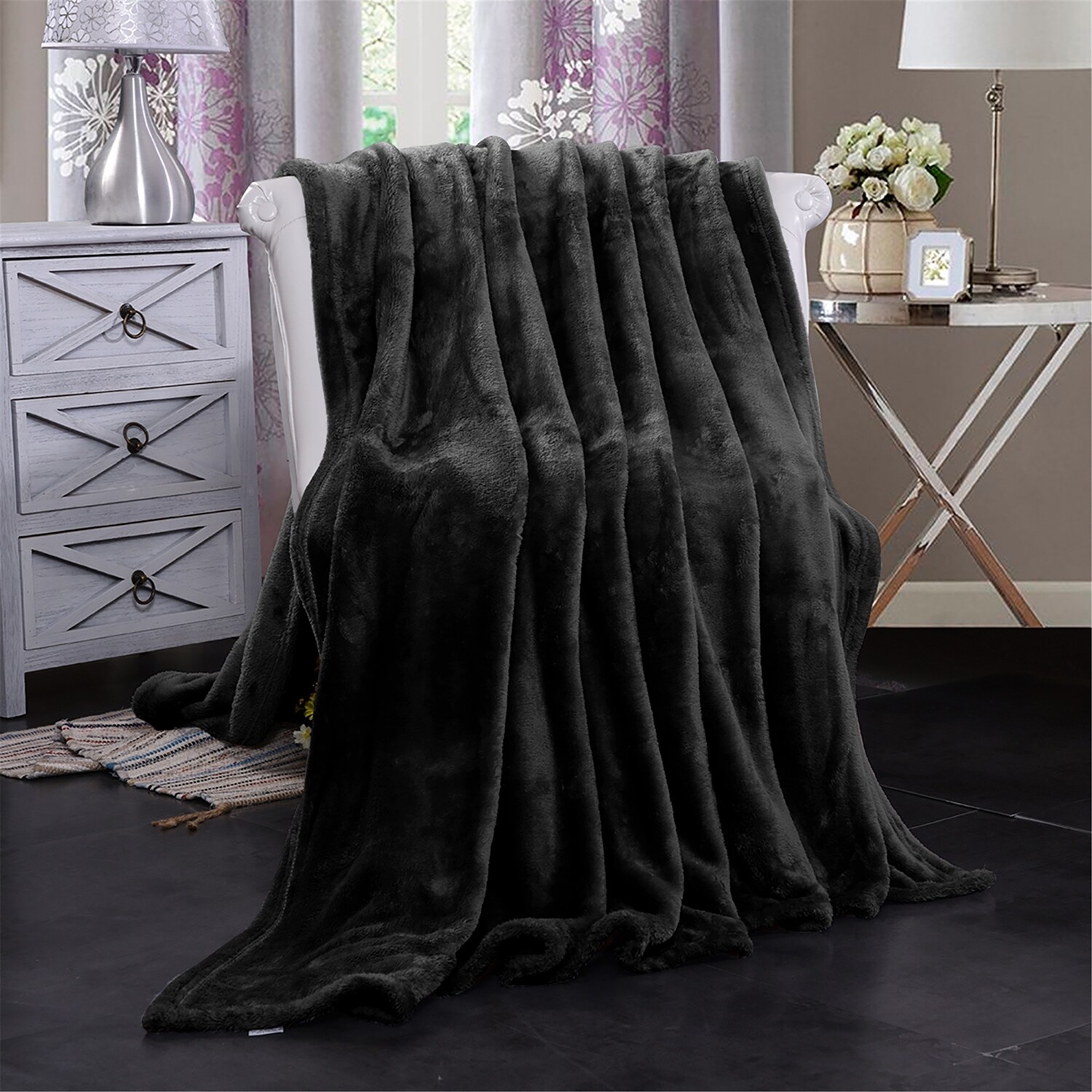 Luxury Soft Flannel Fleece Blanket for All Seasons  -image