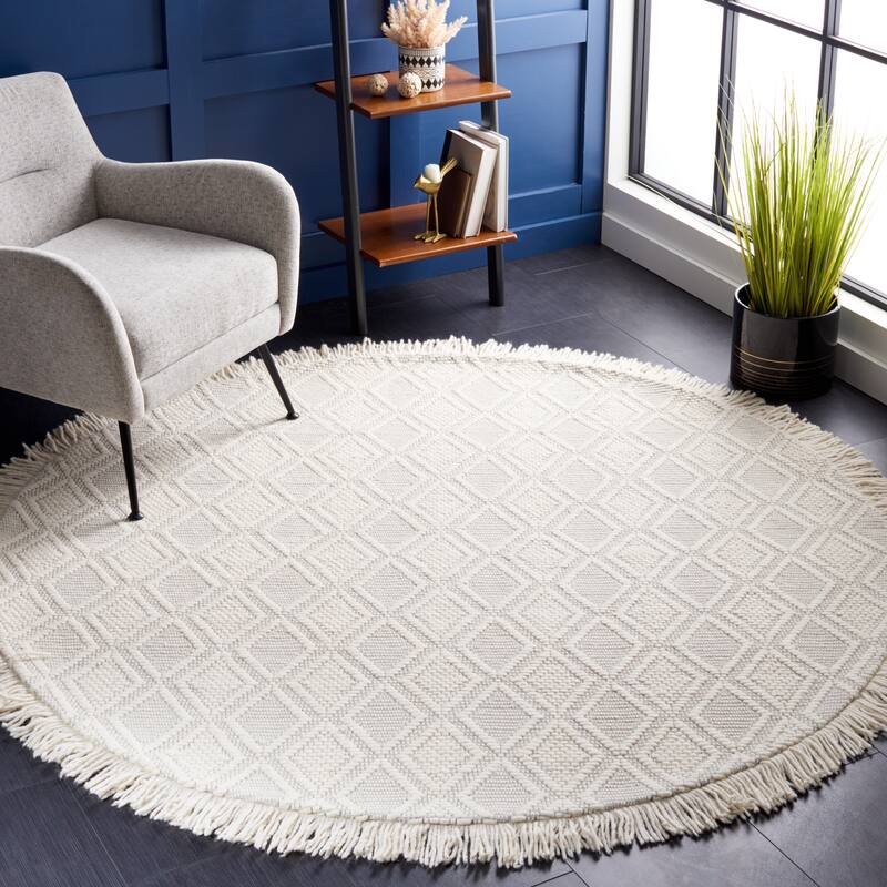 SAFAVIEH Handmade Natura Feridan Wool Fringe Rug - 6' Round - Ivory