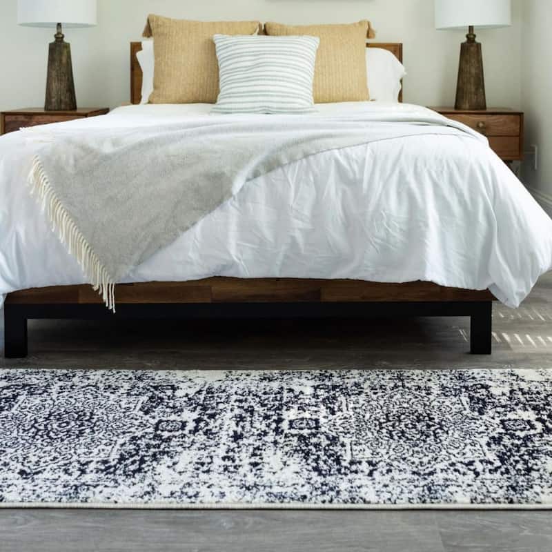 Traditional Brenda Collection Area Rug