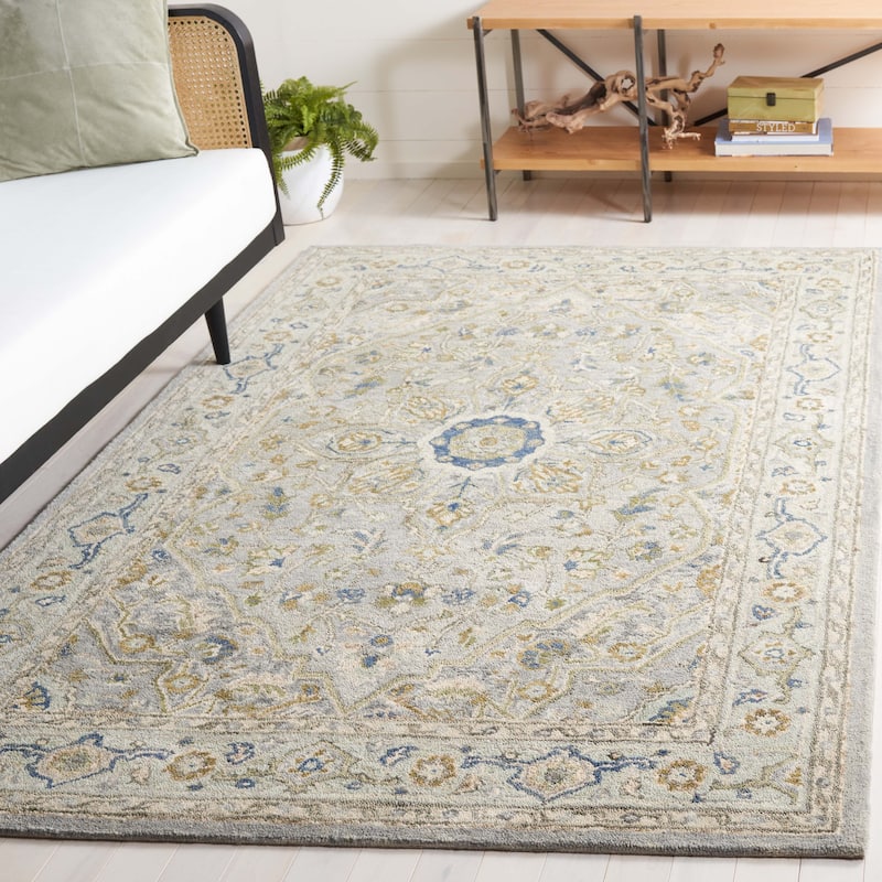 SAFAVIEH Handmade Heritage Hieng Traditional Wool Rug - 4' x 6' - Ivory/Blue