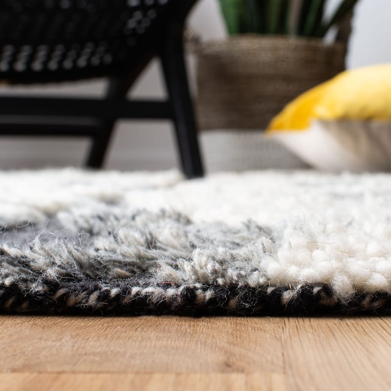 SAFAVIEH Hand-Knotted Casablanca Shag Bergdis Tribal Wool Rug