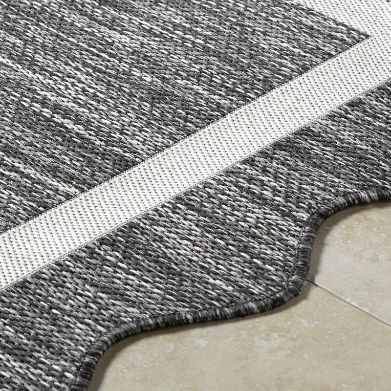Livabliss Miami Beach Traditional Indoor / Outdoor Area Rug