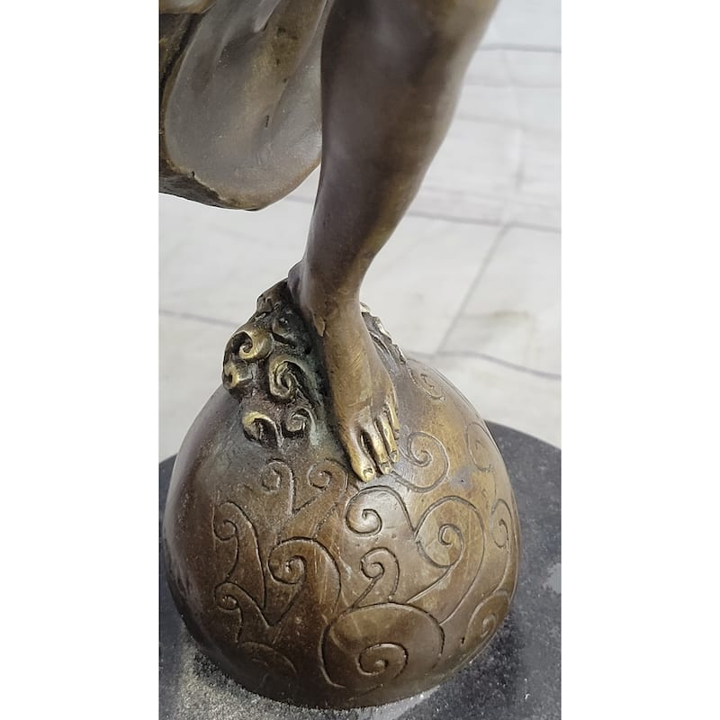 Bronze Sculpture Statue Figure Of Winged Female Angel Holding Wreath Trumpet Horn