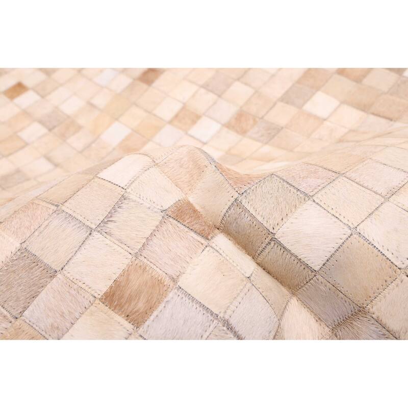 ECARPETGALLERY Handmade Cowhide Patchwork Beige Leather Rug - 5'1 x 5'1