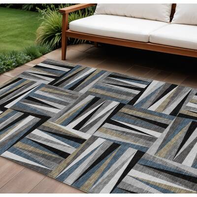 HomeRoots Geometric Transitional Rectangle Outdoor Rug
