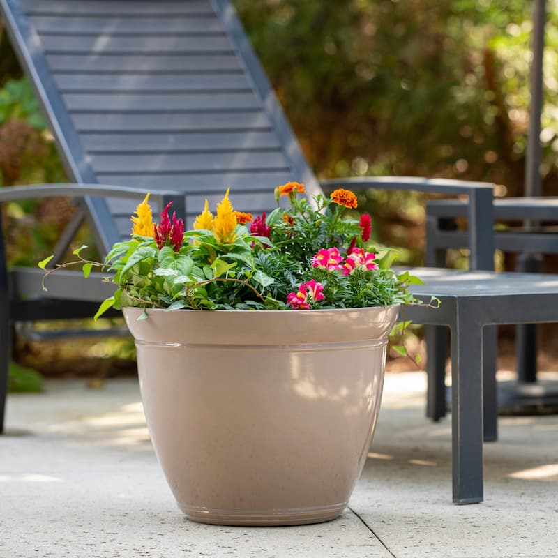 Southern Patio Kittredge Resin 17.5-inch Planter with Wheels