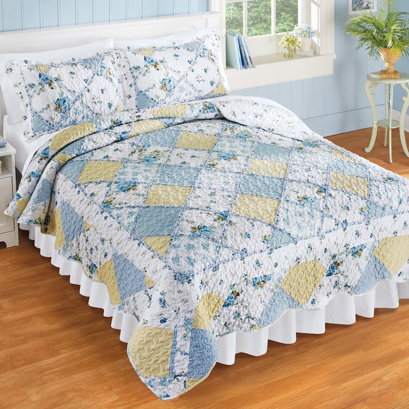 Layla Reversible Trellis Design Scalloped Edge Quilt - King