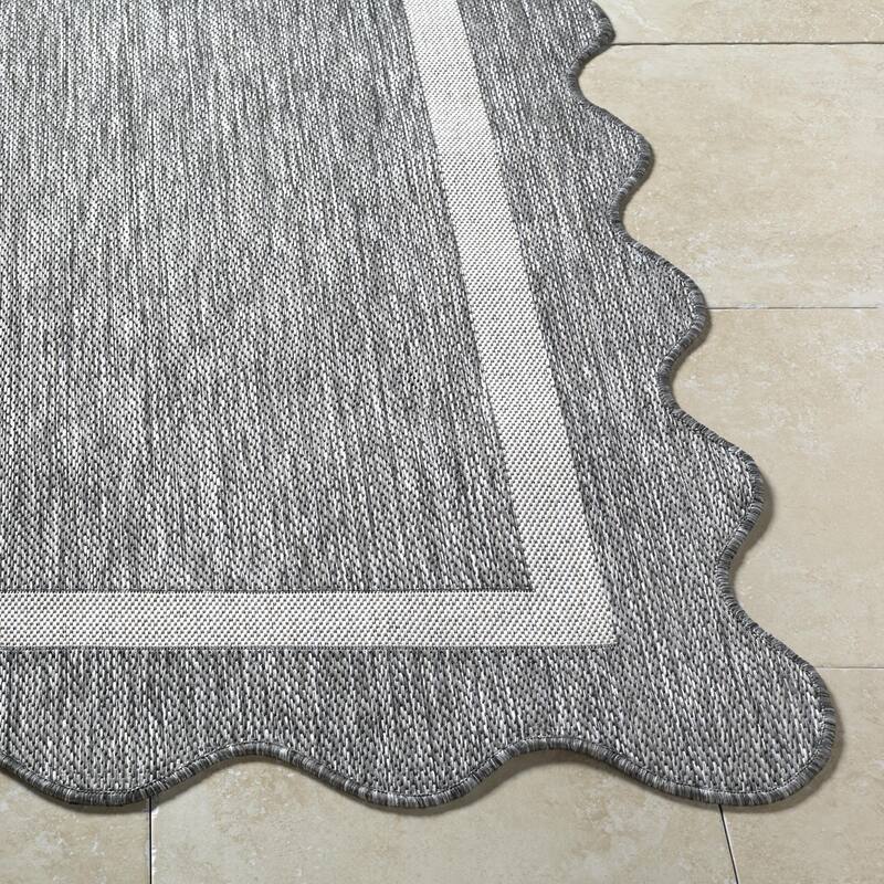 Livabliss Miami Beach Traditional Indoor / Outdoor Area Rug