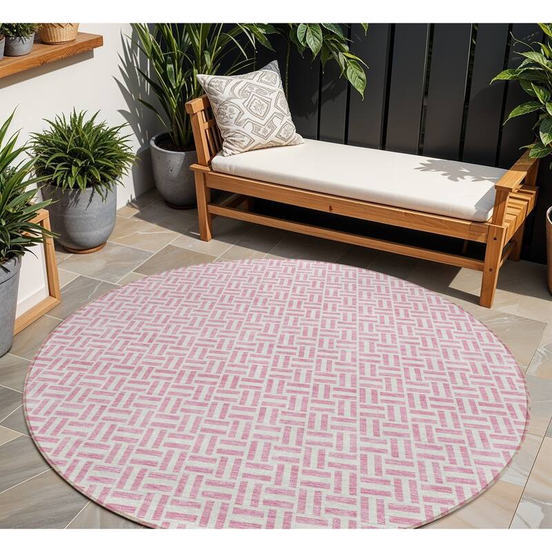 HomeRoots Geometric Transitional Rectangle Outdoor Rug - 8' Round