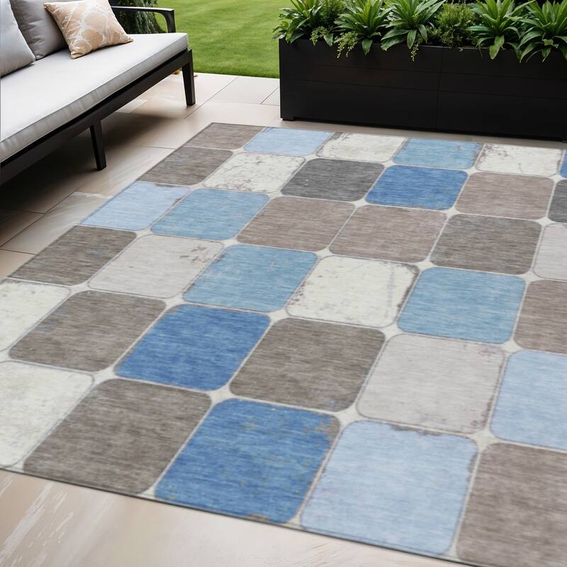 HomeRoots Geometric Transitional Rectangle Outdoor Rug - 5' X 8'
