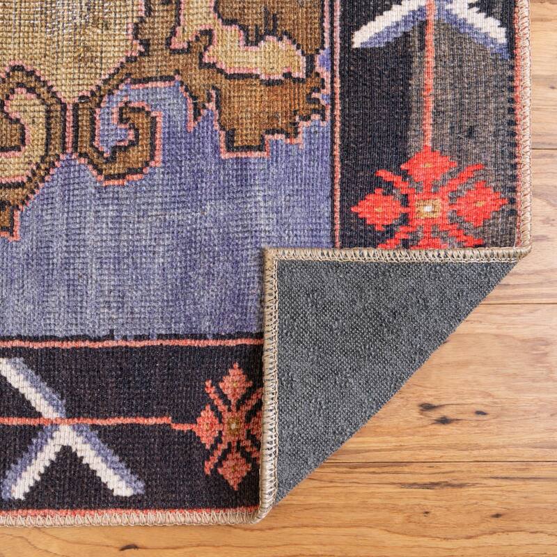 Traditional Rine Collection Area Rug
