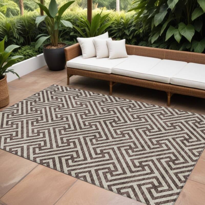 HomeRoots Geometric Transitional Rectangle Outdoor Rug - 10' X 14'