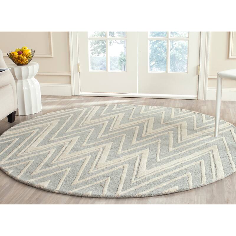 SAFAVIEH Handmade Cambridge Fumiko Modern Moroccan Wool Rug - 4' Round - Grey/Ivory