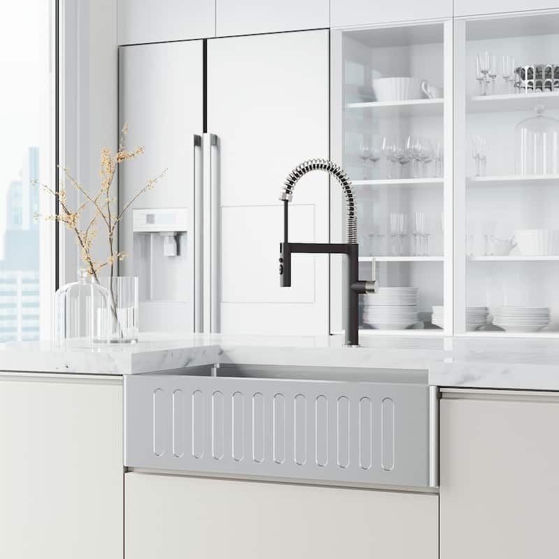 VIGO Edison Pro 20" H Single Handle Pull-Down Sprayer Kitchen Faucet
