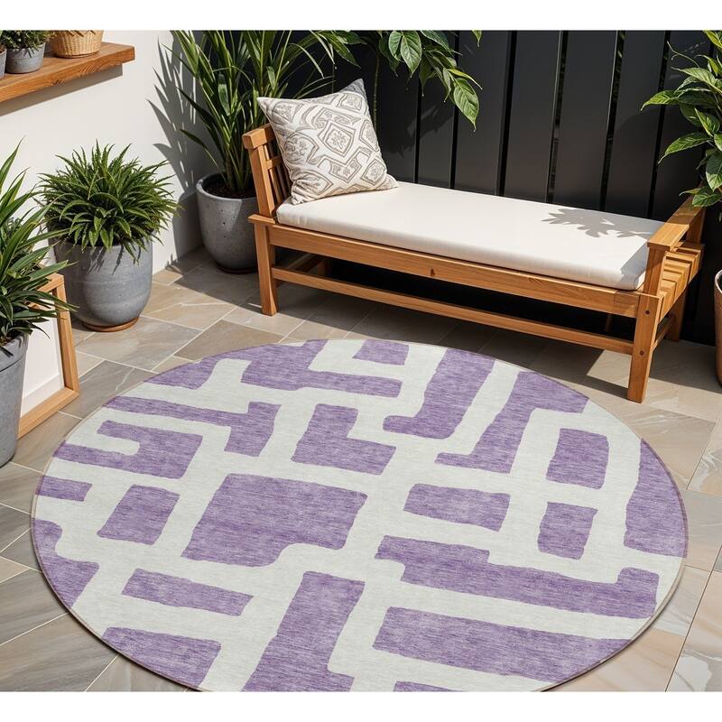 HomeRoots Abstract Transitional Rectangle Outdoor Rug - 8' Round