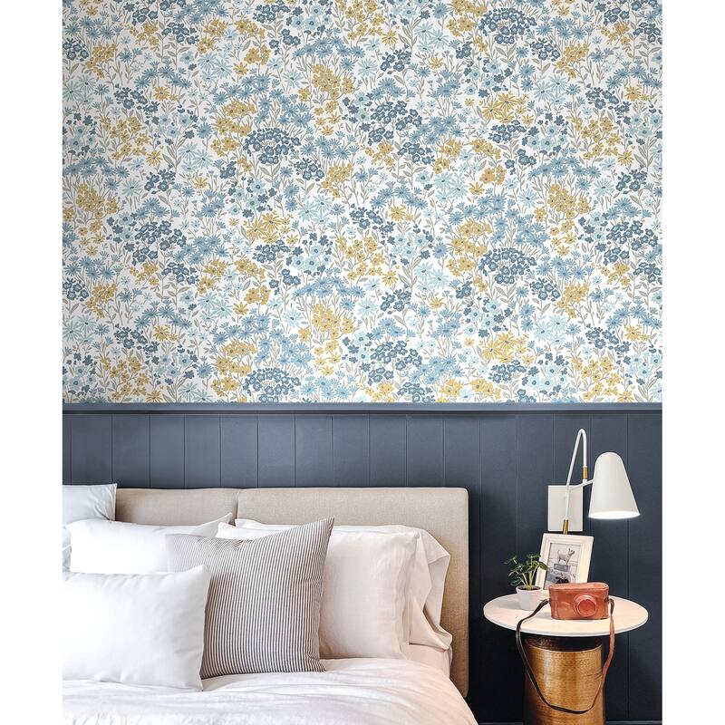 Ditsy Light Blue Daisies Wallpaper