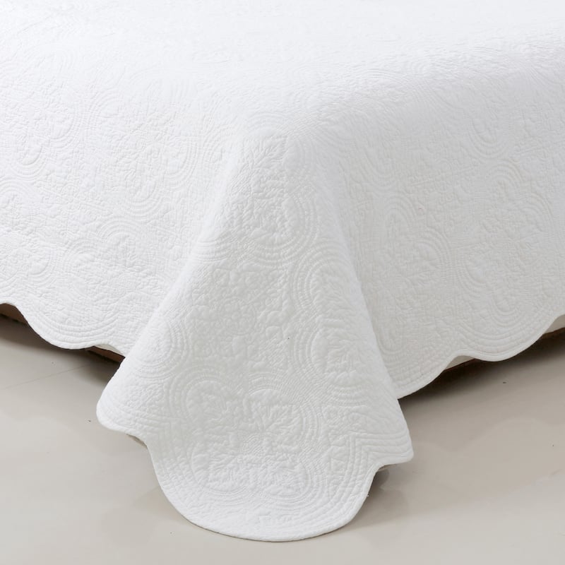 Blantyre Scalloped Edge White Cotton 3-piece Oversized Quilt Bedding Set