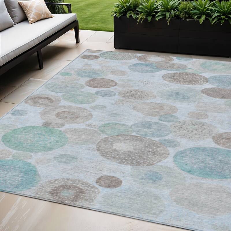 HomeRoots Geometric Transitional Rectangle Outdoor Rug - 5' X 8'