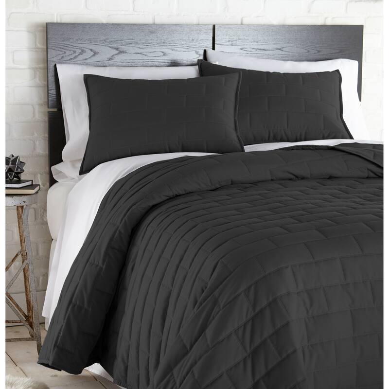 Vilano Ultra-Soft Lightweight Brickyard 3-piece Quilt and Sham Set - Black - King - Cal King