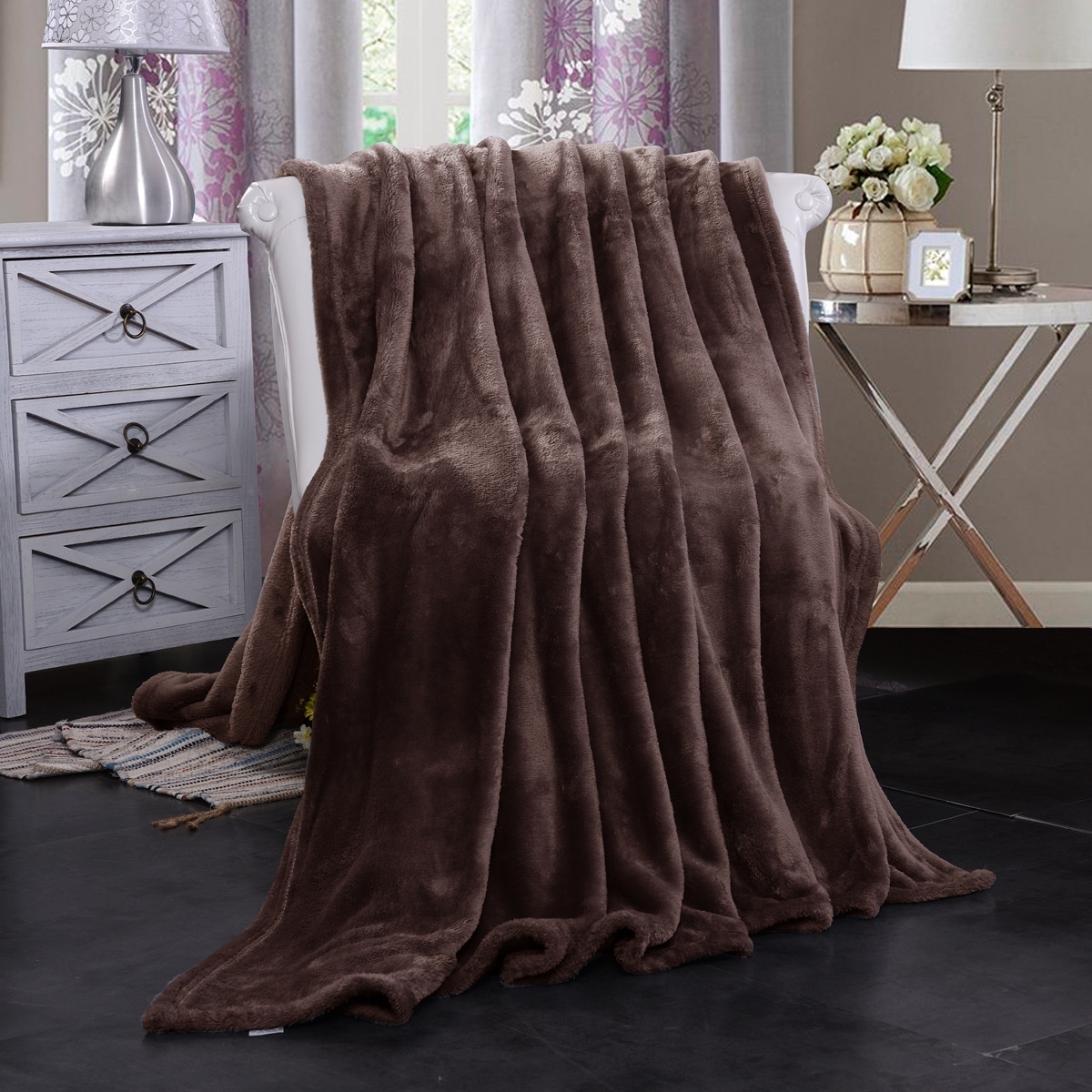 Luxury Soft Flannel Fleece Blanket for All Seasons  -image