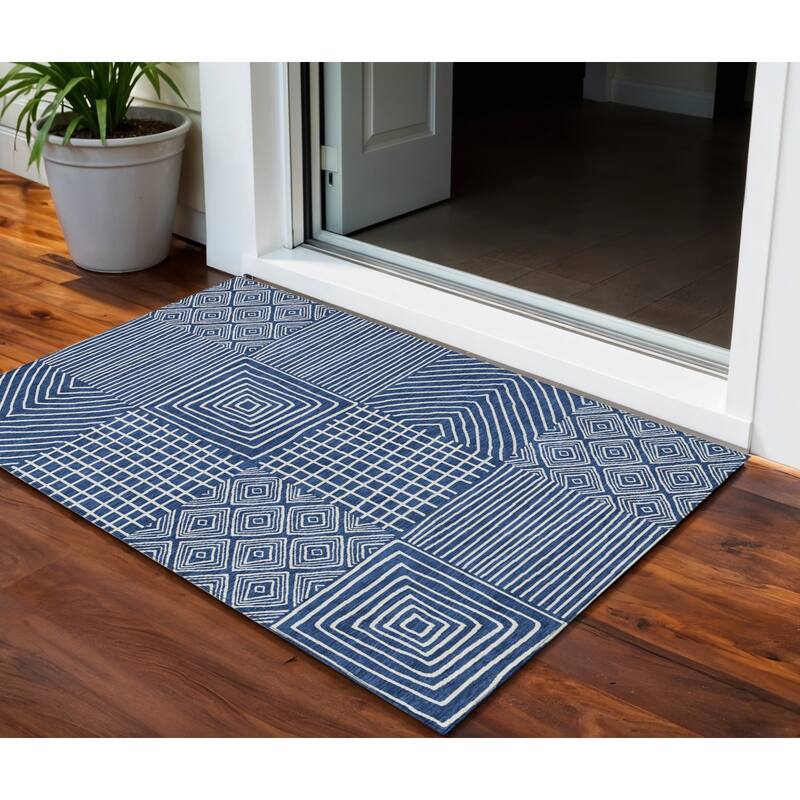 HomeRoots Geometric Transitional Rectangle Outdoor Rug - 3' x 5'