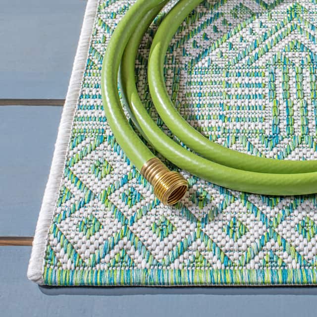 SAFAVIEH Courtyard Terezija Indoor/ Outdoor Waterproof Patio Backyard Rug
