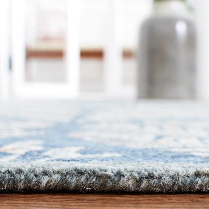 SAFAVIEH Handmade Capri Ilianka Wool Rug