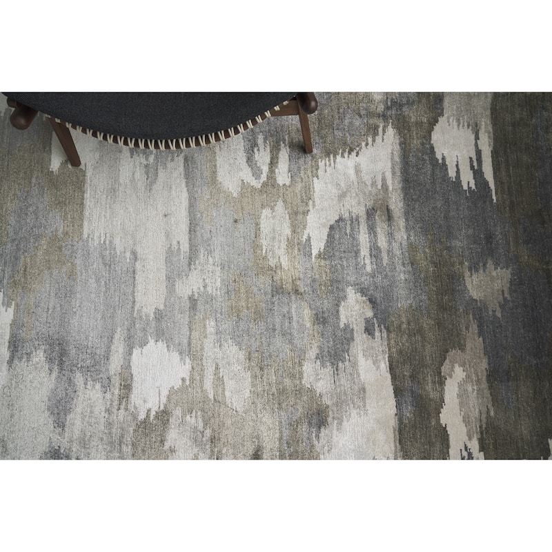 EXQUISITE RUGS Bamboo Silk Hand-knotted Silver/Grey Area Rug.