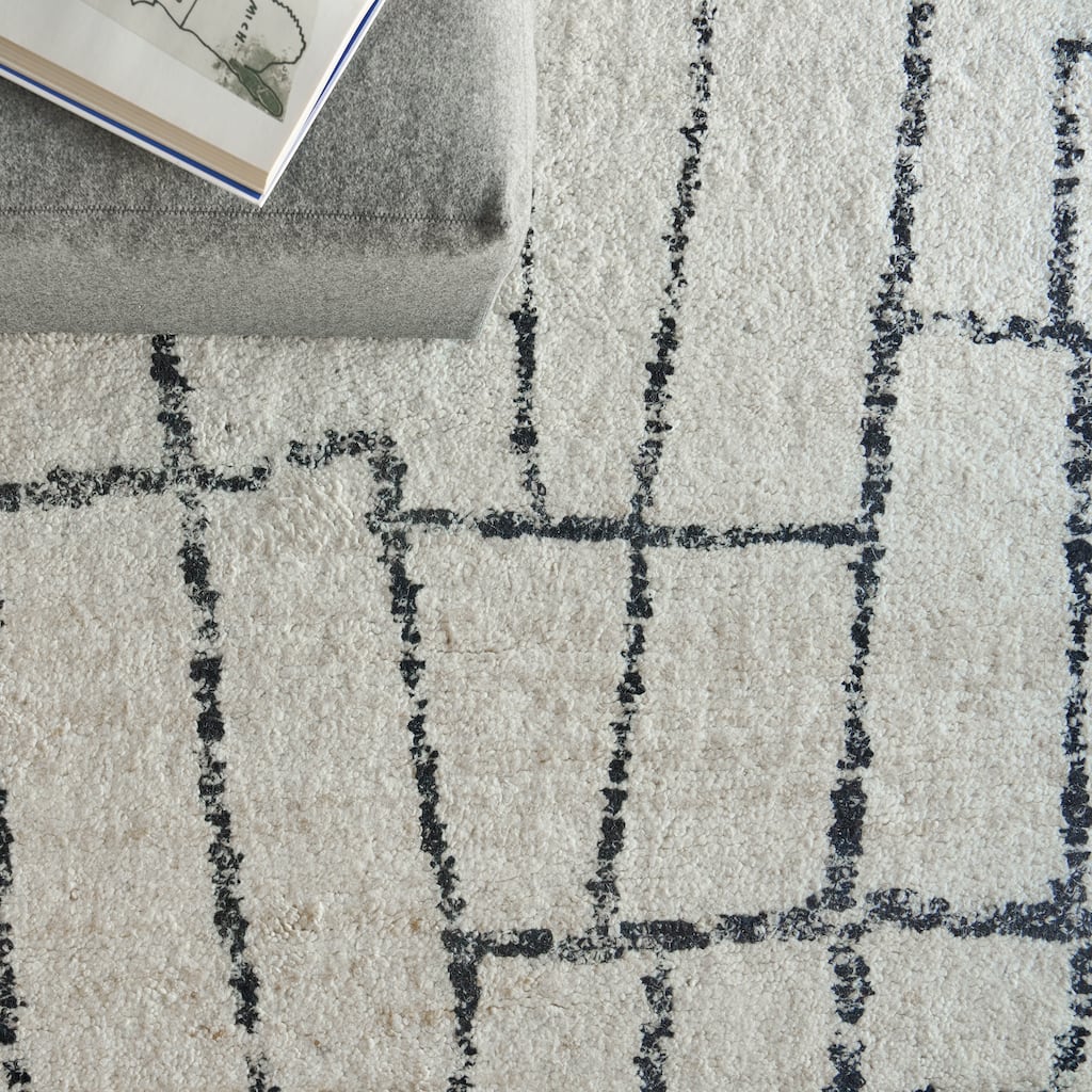 EXQUISITE RUGS Tahoe Hand-knotted Wool Ivory/Black Area Rug.