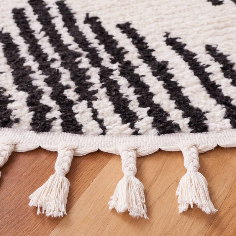 SAFAVIEH Moroccan Tassels Raida Chevron Rug