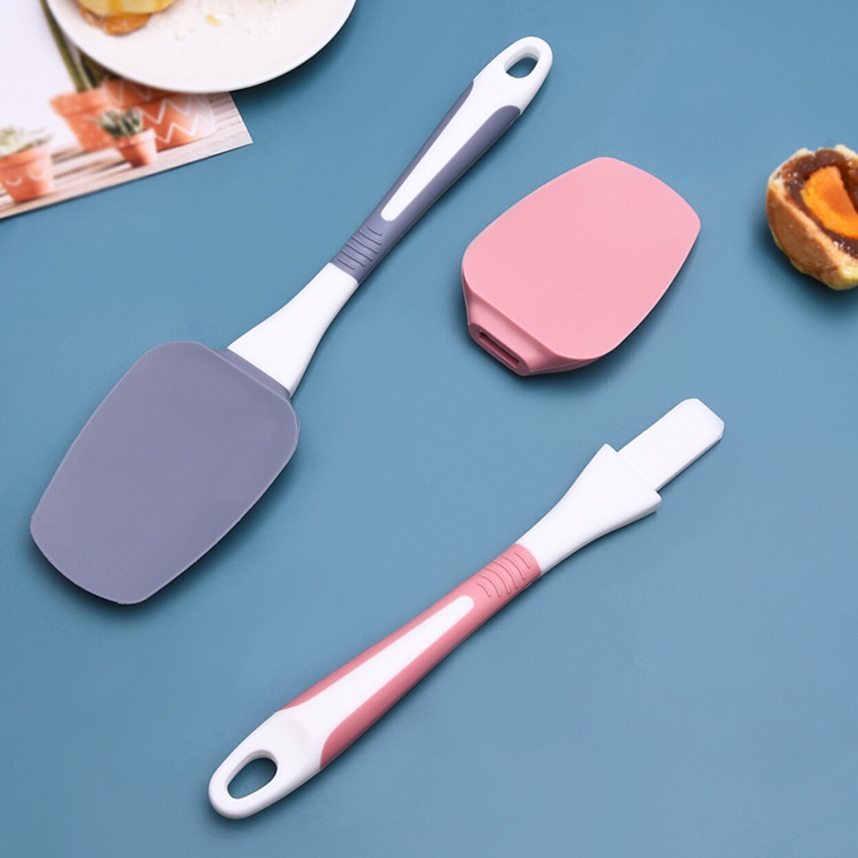 https://ak1.ostkcdn.com/images/products/is/images/direct/1dd7cdc3dc01809d12886a77e18d9a859b0b1cc8/Cream-Scraper-NonStick-OnePiece-Design-Silicone-Baking-Spatula-Oil-Brush-Tool-For-Bakery.jpg
