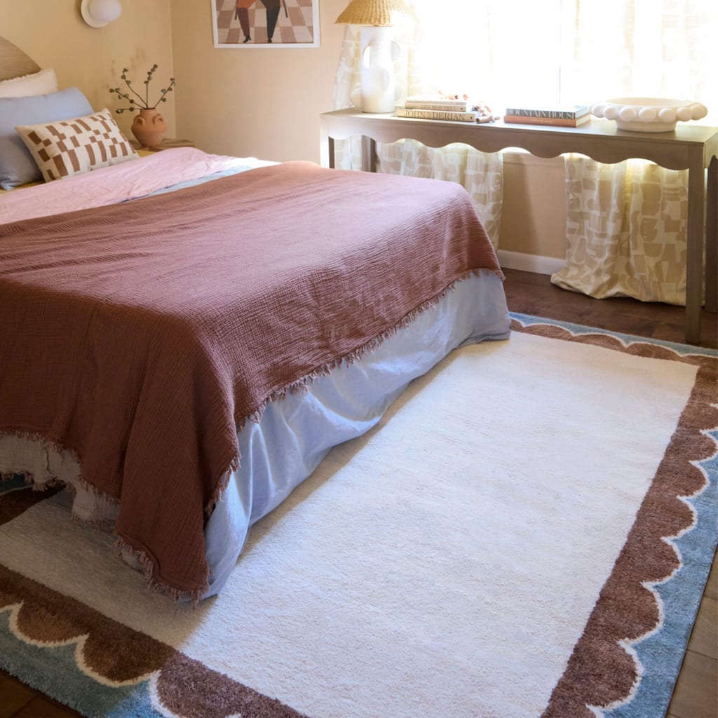 Caldeira Scalloped Border Area Rug
