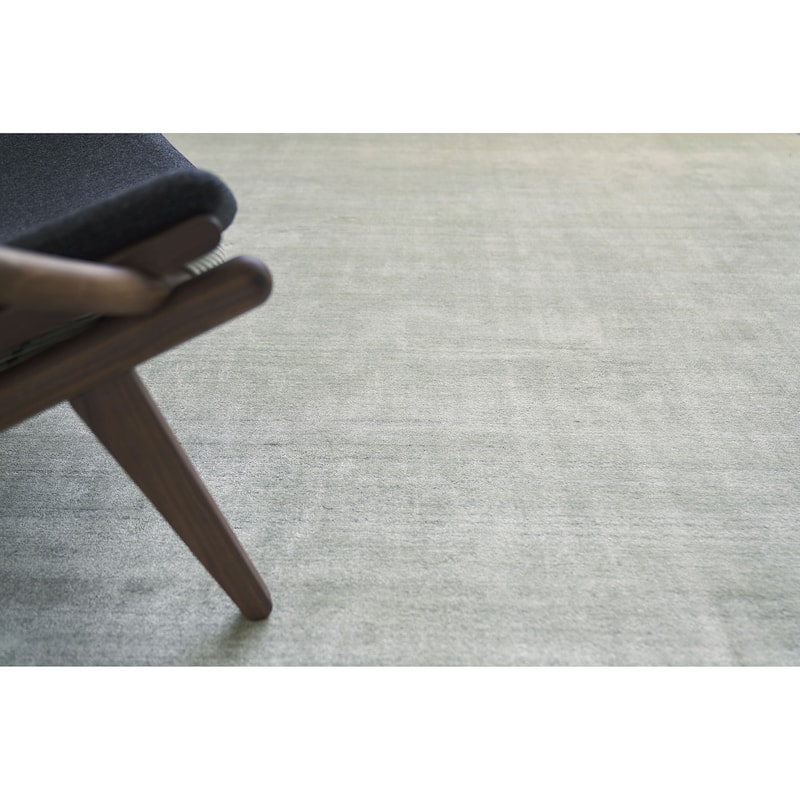EXQUISITE RUGS Sanctuary Hand-loomed Bamboo Silk/Wool Taupe Area Rug.