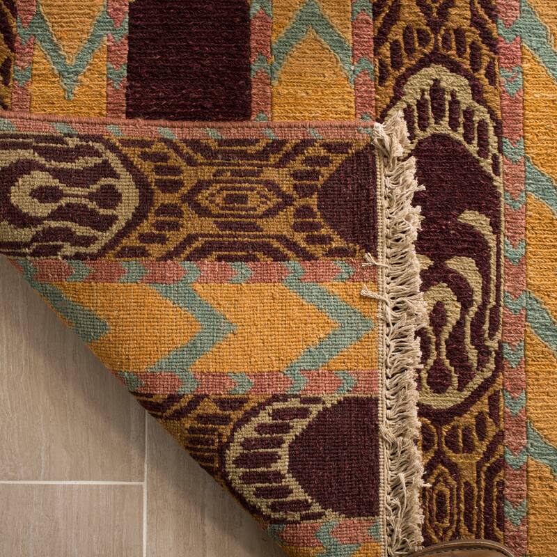 SAFAVIEH Couture Hand-knotted Migena Modern Wool Rug