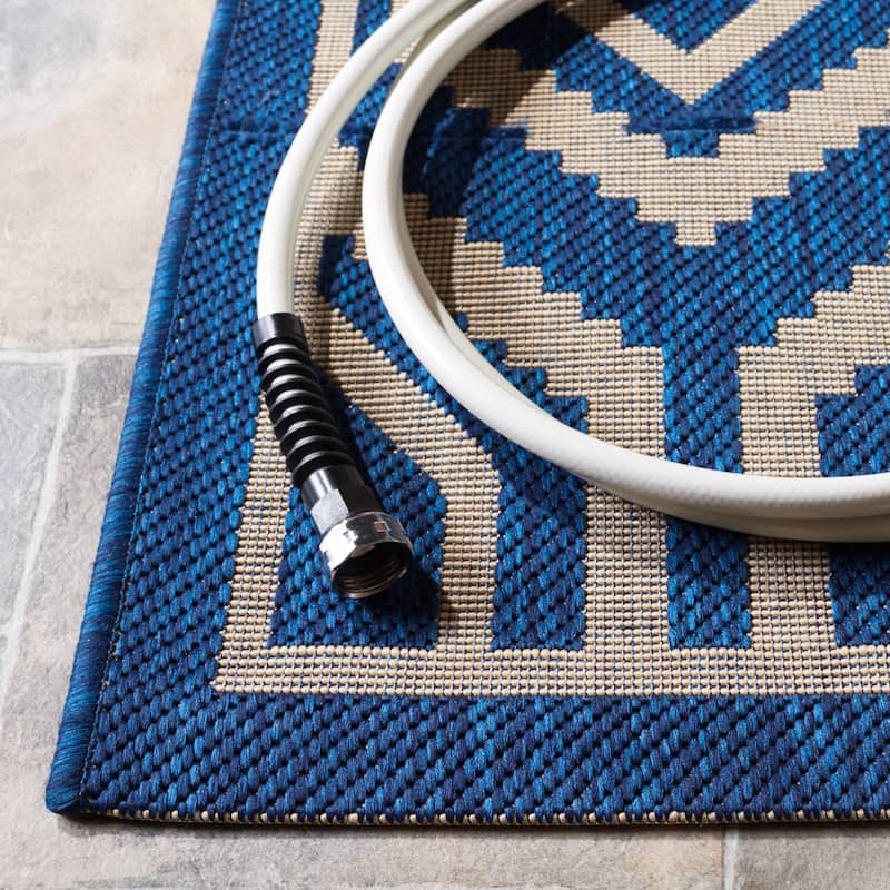 SAFAVIEH Courtyard Carolee Indoor/ Outdoor Patio Backyard Rug