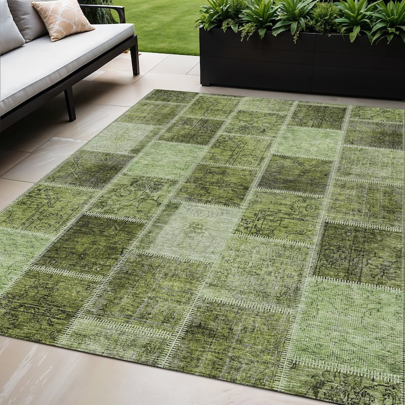 HomeRoots Patchwork Transitional Rectangle Outdoor Rug - 5' X 8'