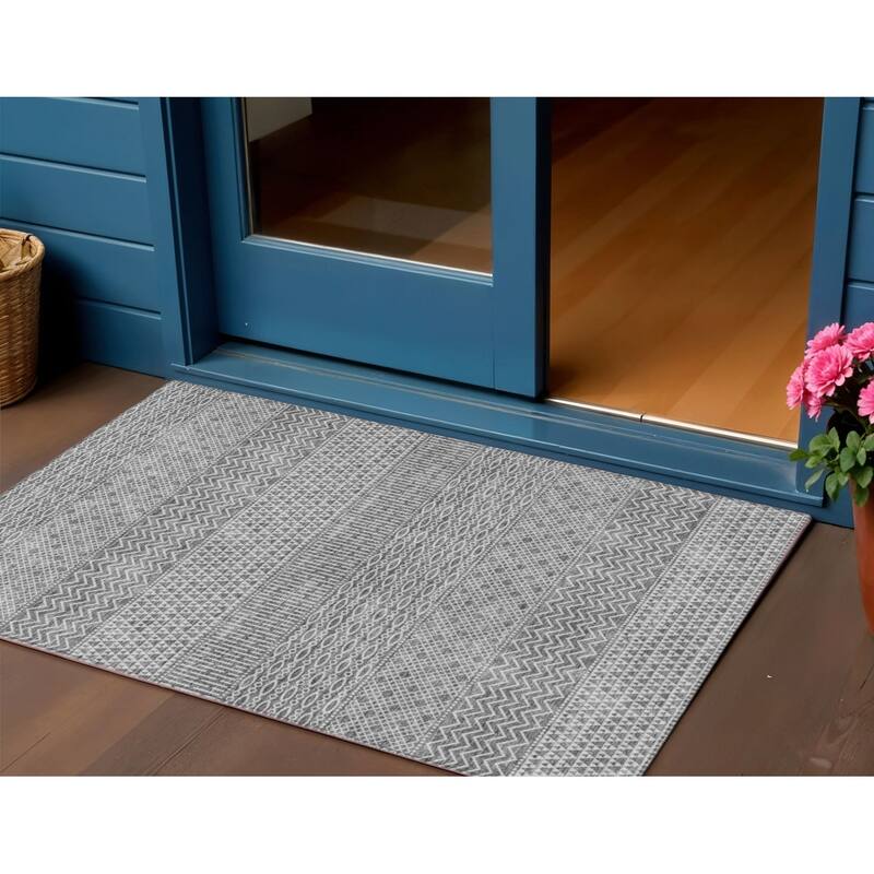 HomeRoots Chevron Modern Rectangle Outdoor Rug - 3' x 5'
