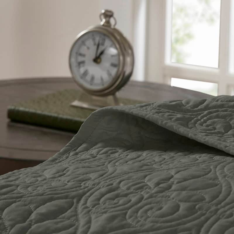 Madison Park Mansfield Reversible Oversized 3-piece Solid Texture Bedspread Quilt Set with Matching Shams