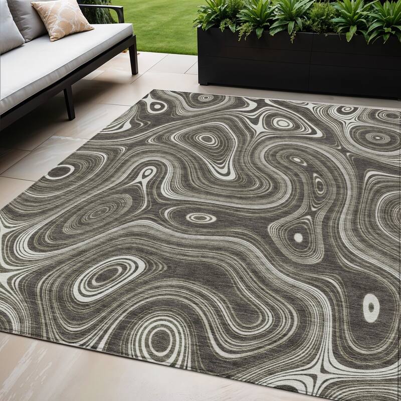 HomeRoots Geometric Transitional Rectangle Outdoor Rug - 5' X 8'
