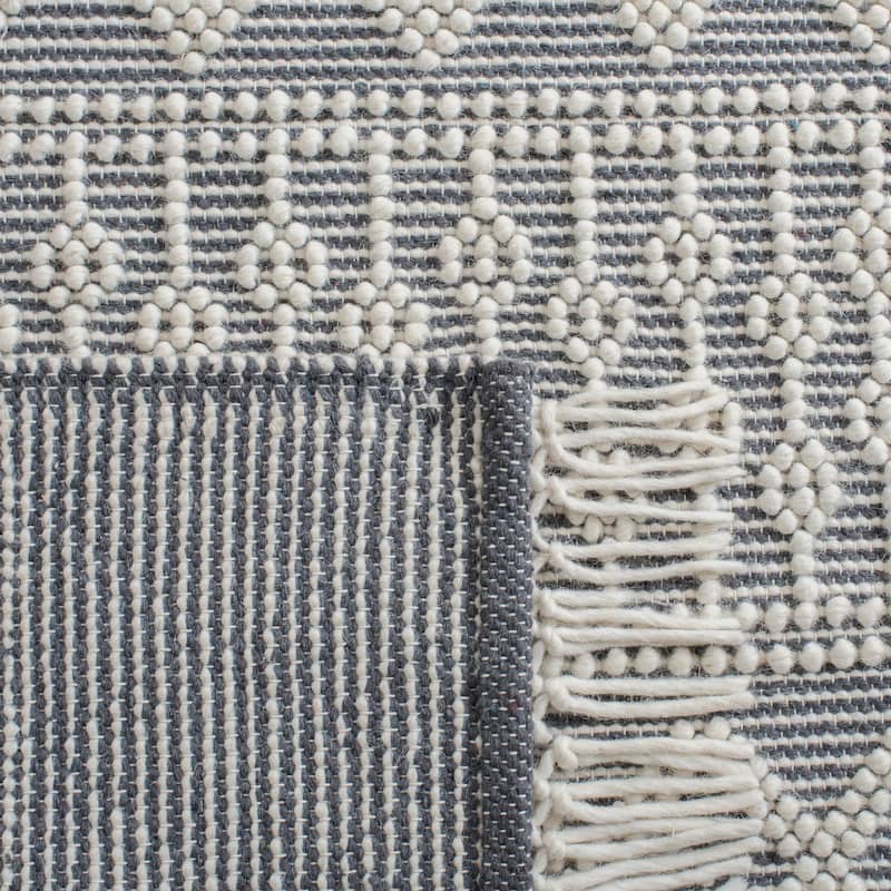 SAFAVIEH Handmade Natura Velitchka Wool Fringe Rug
