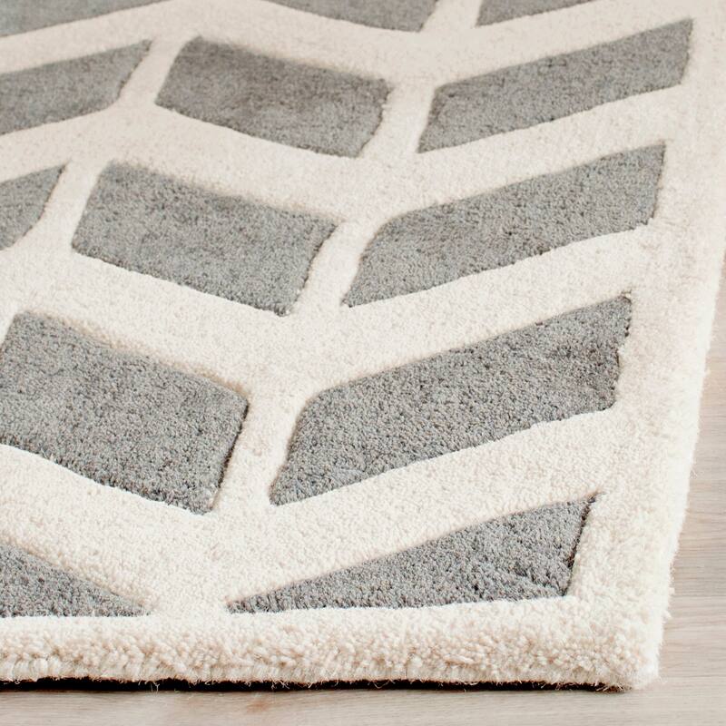 SAFAVIEH Handmade Chatham Aloyse Modern Wool Rug