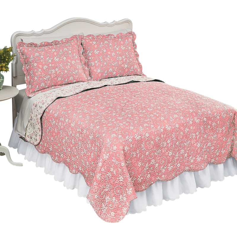Reversible Floral Quilt with Scalloped Edges