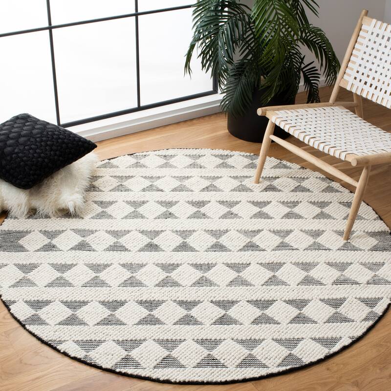 SAFAVIEH Handmade Natura Atixhe Moroccan Wool Rug - 6' Round - Ivory/Black