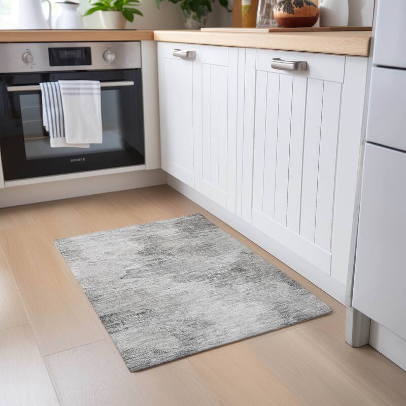 Machine Washable Indoor/ Outdoor Chantille Abstract Watercolor Rug - Silver - 1'8" x 2'6"