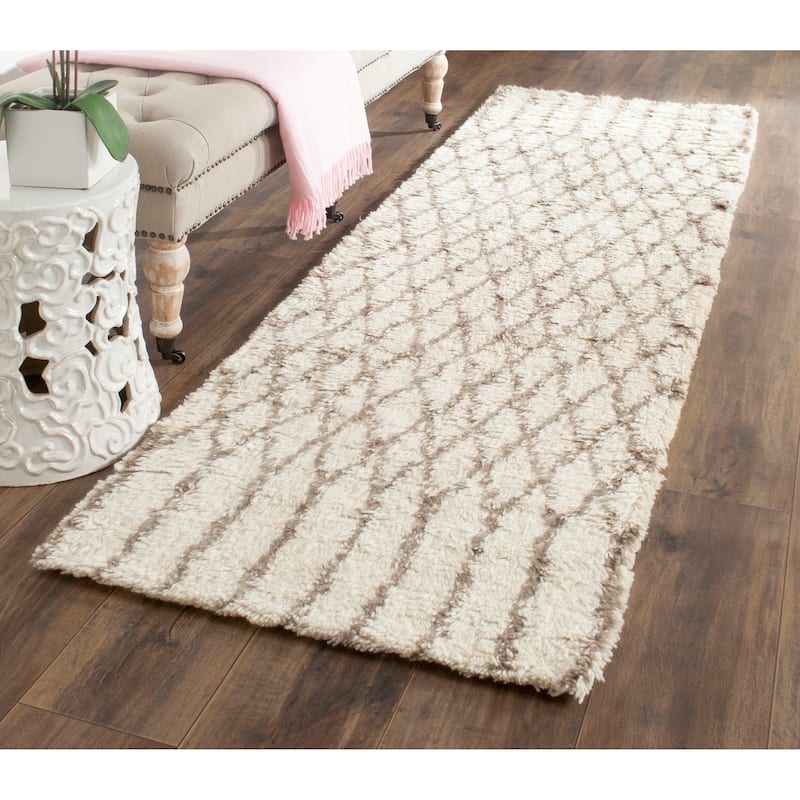 SAFAVIEH Handmade Casablanca Shag Elsebet Tribal Wool Rug - 2'3" x 8' Runner - Ivory/Grey
