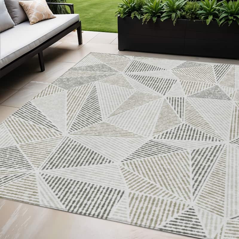 HomeRoots Geometric Transitional Rectangle Outdoor Rug - 5' X 8'