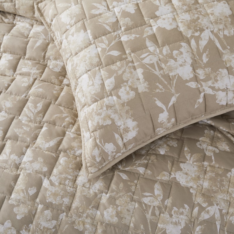 Wonderful Sophia Lightweight Floral Quilt Set