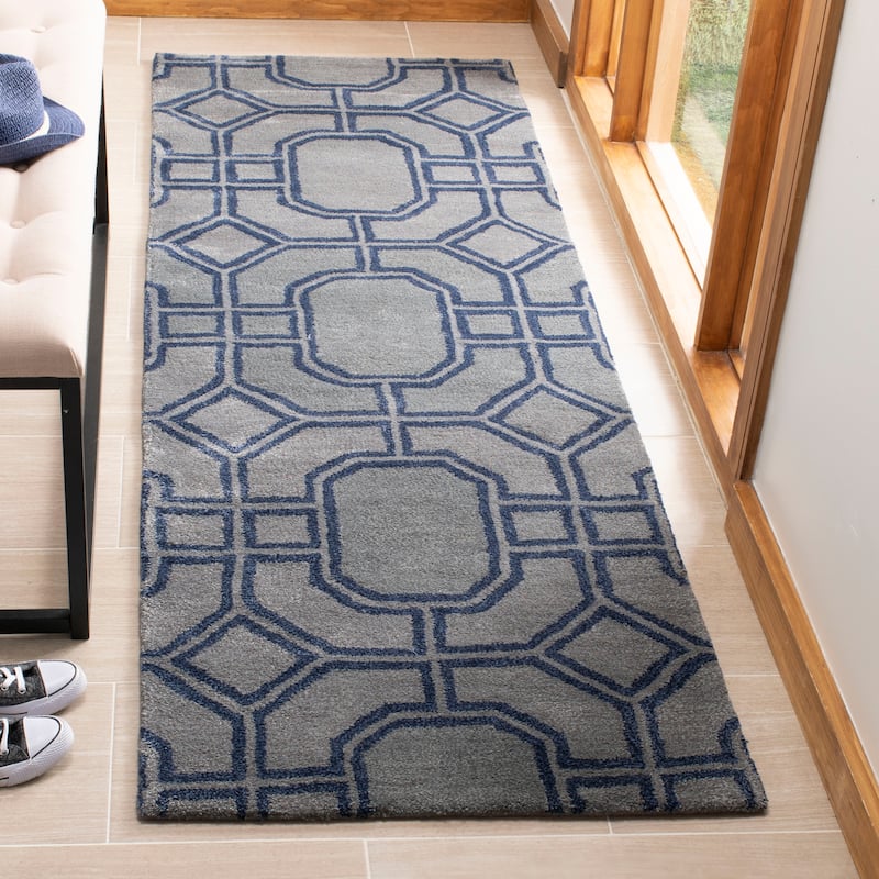 SAFAVIEH Handmade Soho Sharde N.Z. Wool/ Viscose Rug - 2'6" x 8' Runner - Grey/Dark Blue