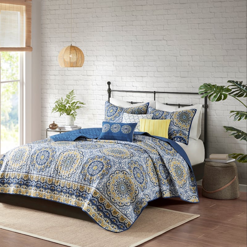 Madison Park Tangiers 6 Piece Reversible Quilt Set with Throw Pillows