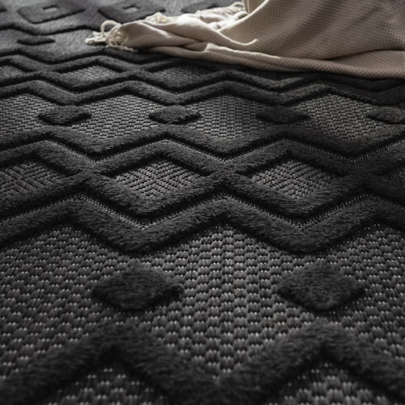Indoor & Outdoor Rug With Geometric Trellis High-Low Pattern